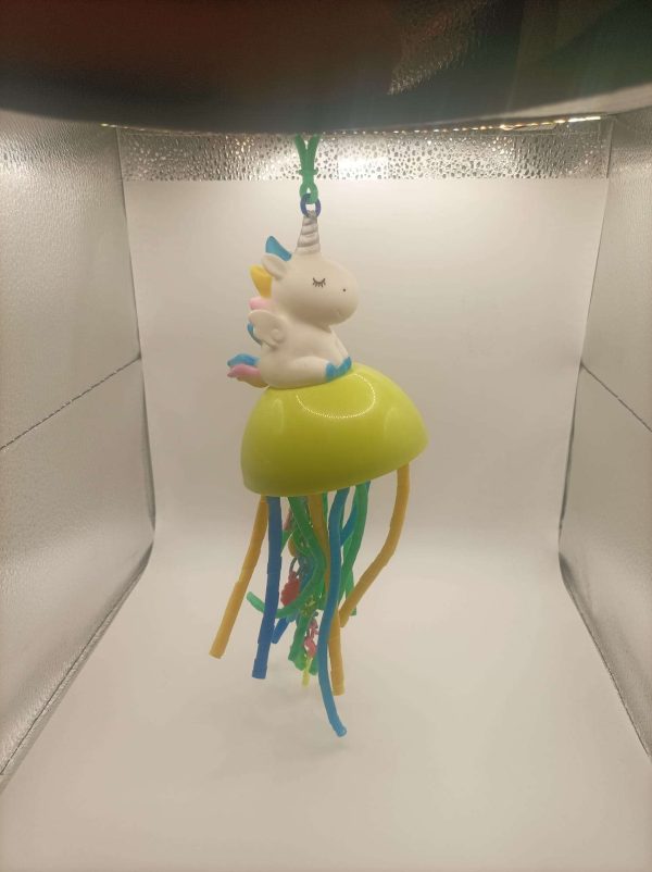 Juguete unicornio sobre cuenco amarillo