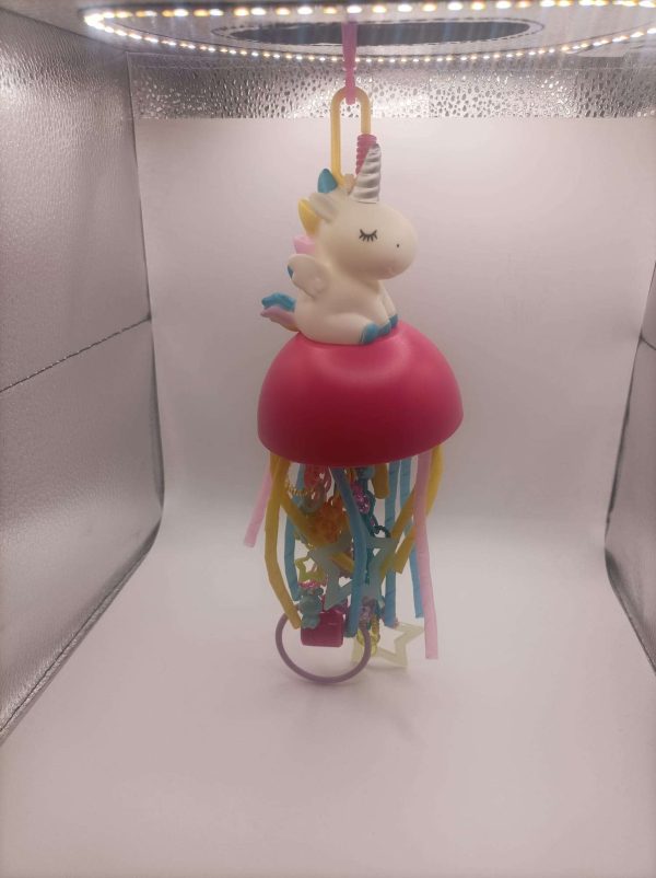 Juguete unicornio sobre cuenco rojo